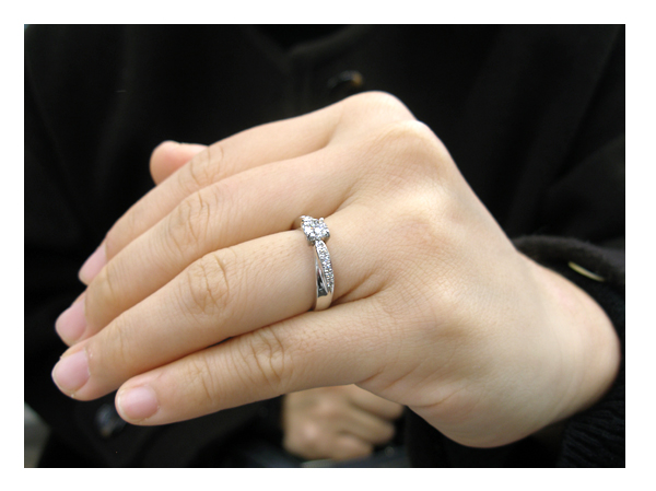 お嫁さんに着けていただいた婚約指輪