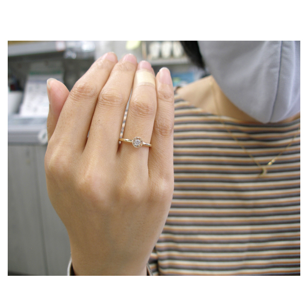 リフォーム後のK18ダイヤモンドリング(0.10ct)を着けていただいた写真です。