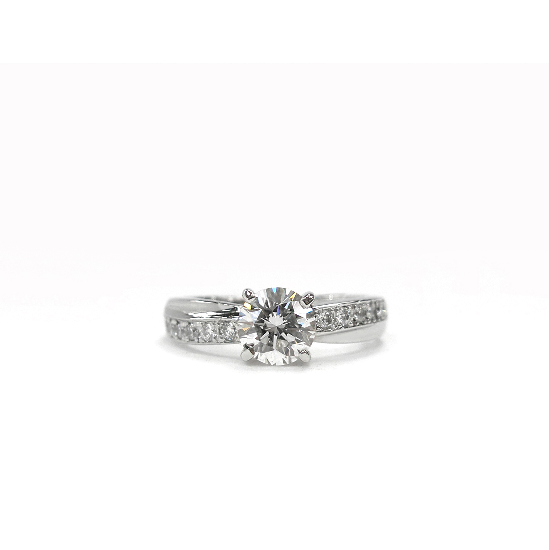 受け継がれるダイヤモンド。お母さまからご自身の婚約指輪を手渡され、お嫁さんに贈る婚約指輪にジュエリーリフォーム